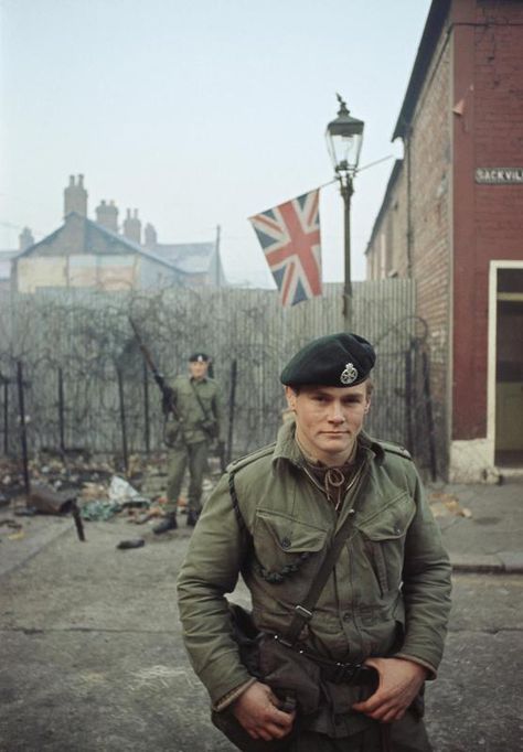 2nd Lieutenant Robin Martin (foreground) with Rifleman O'Reilly of 1st Royal Green Jackets, man a street barricade in Belfast during the Battalion's first tour of duty in Northern Ireland. The tour lasted from 20 August - 18 December 1969. Note the Union Jack flag flying from a lamp-post. Northern Ireland Troubles, Ireland History, British Army Uniform, British Armed Forces, Belfast Northern Ireland, Northern Irish, Royal Green, Royal Marines, Irish History