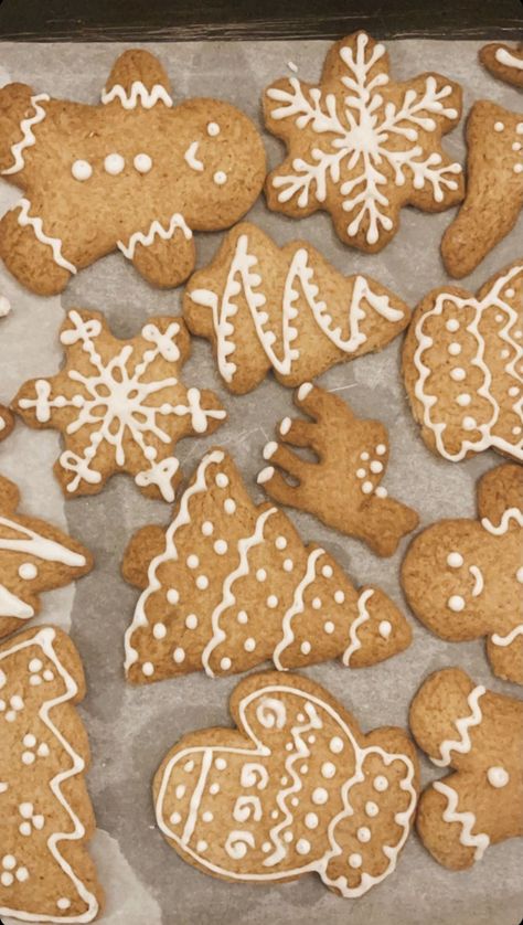 Tree Gingerbread Cookies, Gingerbread Cookie Tree, Gingerbread Tree Cookies, Christmas Pastries, Gingerbread Cookies Decorated, Xmas Desserts, Christmas Posts, Christmas Cake Designs, Gingerbread Decorations