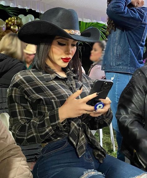 Black And Red Cowgirl Outfit, Cowboy Hat Outfits Woman, Black Cowboy Hat Outfit Woman, Outfits Rancheros Mujer, Cowboy Hat Outfit Woman, Casual Rodeo Outfits, Outfit Buchona, Casual Rodeo Outfits For Women, Ranchera Outfits Mexican