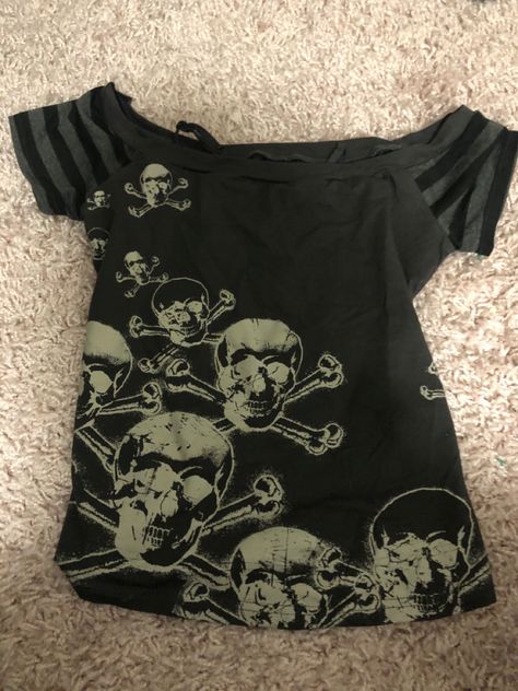 Skull Shirt, 2000s Fashion Outfits, Fire Fits, Swaggy Outfits, 2000s Fashion, Dream Clothes, Retro Outfits, Look Cool, Diy Clothes