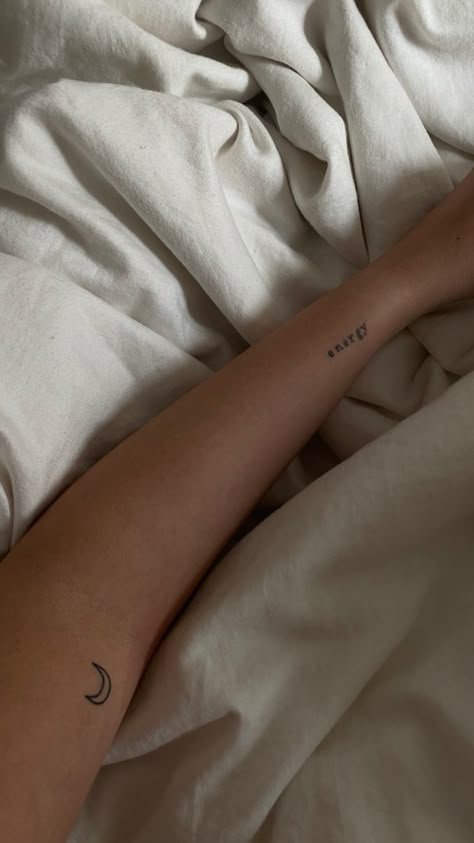 Moon Tattoo Hand, Moon Tattoo Arm, Moon Arm Tattoo, Energy Tattoo Ideas, Moon Wrist Tattoo, Cutest Tattoos, Moon Tattoo Wrist, Fine Tattoo, Girly Tattoo