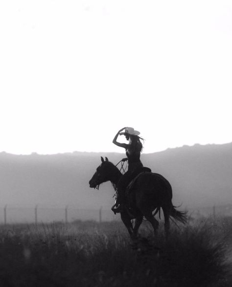 Horses And Women, Cowgirl Horse Aesthetic, Horses Aesthetic Vintage, Horse Phone Background, Western Rider Aesthetic, Cowboys And Horses, Cowgirl Core Aesthetic, Winter Cowgirl Aesthetic, Vintage Western Photos