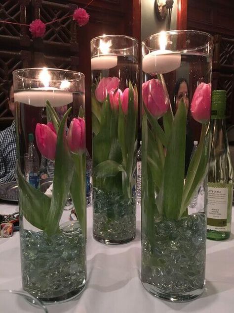 21 Fresh & Cheerful Summer Centerpiece Ideas To Try Out Summer Centerpiece Ideas, Tulip Centerpiece, 2x4 Projects, Floating Candle Centerpieces, Tulips Arrangement, Summer Centerpieces, Diy Cushions, Tafel Decor, Candle Wedding Centerpieces