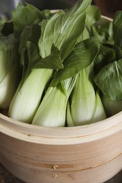 "How to Grow Bok Choy Without Bolting" Cabbage Diet, Raw Cabbage, Growing Tomatoes In Containers, Asian Vegetables, Green Veggies, Chinese Cabbage, Leafy Vegetables, Healthy Liver, Woks