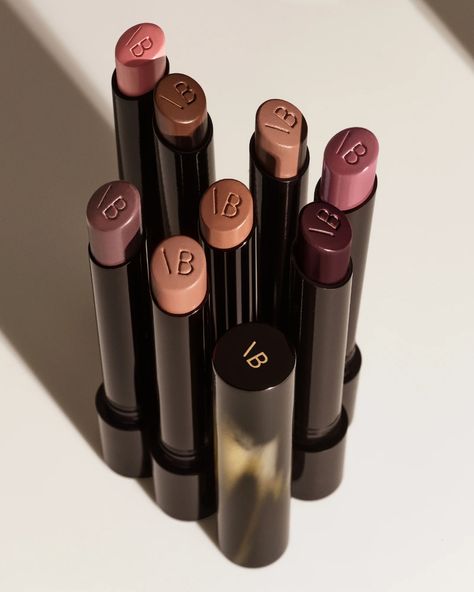 Victoria Beckham Makeup, Perfect Nude Lipstick, Victoria Beckham Beauty, Posh Spice, Fall Makeup Looks, Lipstick Brands, Lips Shades, Perfect Model, Lipstick Collection