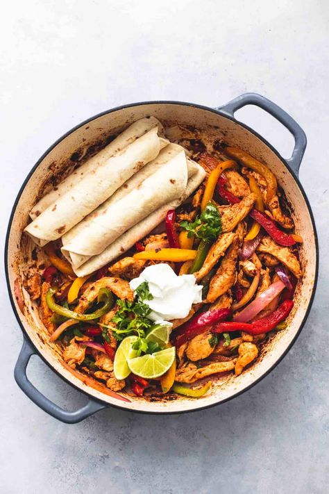 Best Easy Chicken Fajitas - Creme De La Crumb Chicken Fajitas Skillet, Roast Beef Slow Cooker, Chicken Receipe, Dutch Oven Meals, Vegetarian Fajitas, Easy Chicken Fajitas, Dutch Oven Chicken, Oven Meals, Easy Skillet Meals