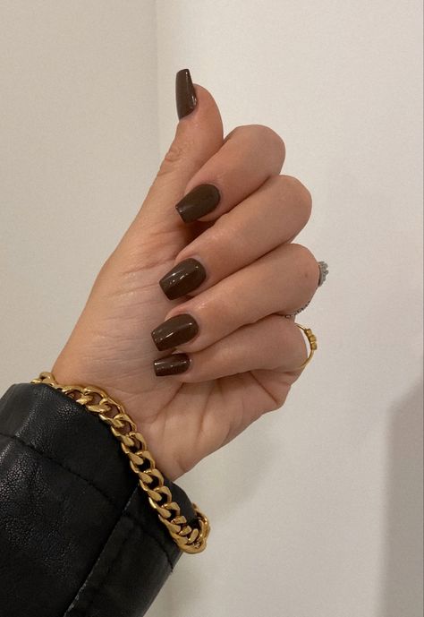 Nails, nail designs, chocolate brown nails, brown nails, neutral nails, trendy nails Short Coffin Gel Nails, Nails Chocolate Brown, Nail Ideas Neutral, Nail Designs Brown, Chocolate Brown Nails, Nails Minimalist, Nail Goals, Nails Brown, Art Designs Ideas