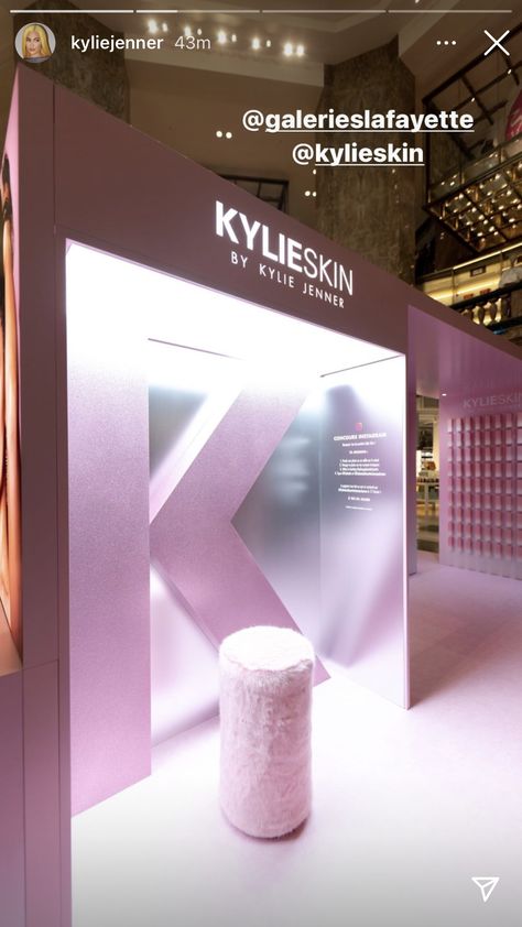 Kylie Jenner Blonde, Exhibition Display Design, Retail Store Interior Design, Retail Store Interior, Kylie Cosmetic, Store Interiors, Soap And Glory, Soap Shop, Beauty Pop