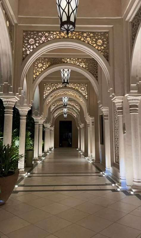 Arabian Palace Exterior, Palace Type House Design, Saudi House Design, Middle Eastern Mansion, Arab House Interior, Arabian Mansion, Arab Mansion, Arabic Mansion, Arab Palace