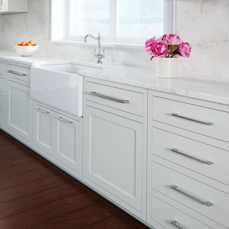 White kitchen cabinets are a classic.  Depending on the shade of white and style of the cabinet, they work with all types of decor. And fortunate... | Create a Bright and Airy Space with Chrome Modern Cabinet Knobs, Bar Drawer, Industrial Cabinet, Transitional Cabinets, Brass Drawer Pulls, Kitchen Hardware, Modern Cabinets, Cabinet And Drawer Pulls, White Kitchen Cabinets