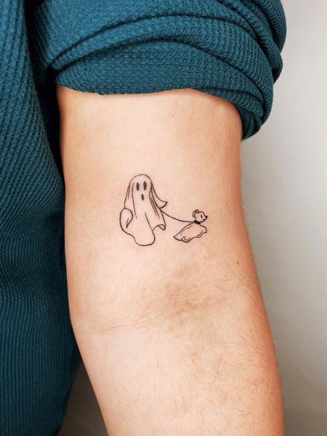 cute lil ghost walking his ghosty dog Omerta Tattoo, Ghost Tattoo, Retro Tattoos, Spooky Tattoos, Cute Tiny Tattoos, Discreet Tattoos, Halloween Tattoos, Tattoo Outline, Friend Tattoos