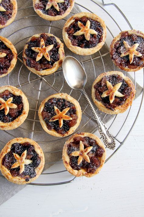 Easy mincemeat pie recipe for Christmas. These mini mince tarts are less difficult to make than the original, but just as delicious! #whereismyspoon #christmascookies #mincepie #mincepiefilling #mincemeatpies #cookies Mincemeat Tarts, Mince Pie Filling, Fruit Mince Pies, Mincemeat Pie, Irish Foods, Mince Pie Recipe, Mince Pie, Yummy Dessert, Pie Tart