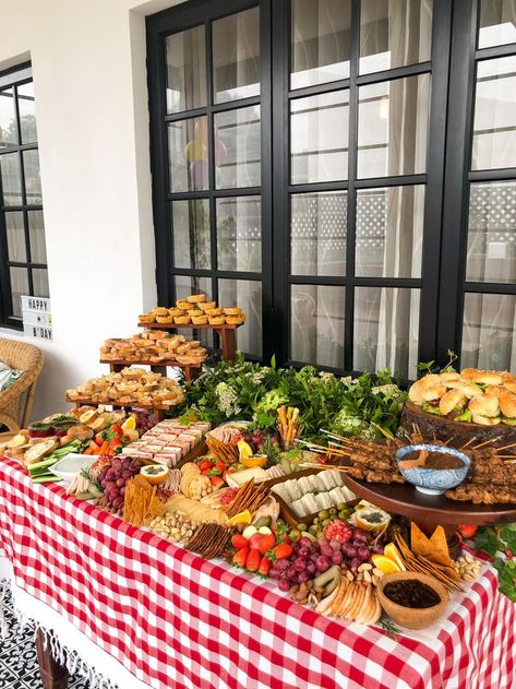 Themed Grazing Table, Catering Sandwiches, Grazing Platter Ideas, Charcuterie Picnic, Gender Reveal Food, Birthday Catering, Food Display Table, Catering Food Displays, Sandwich Bar