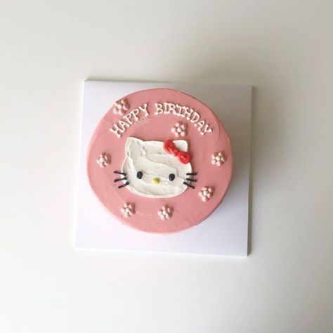 Tort Hello Kitty, Kitty Birthday Cake, Hello Kitty Birthday Cake, Hello Kitty Birthday Party, Pastel Cakes, Korean Cake, Simple Cake Designs, Cartoon Cake, Cute Baking