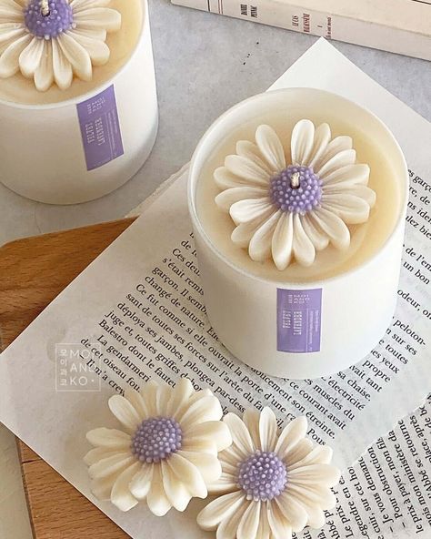 Candles With Flowers, Candle Making Recipes, Handmade Candles Diy, Soya Mumu, Homemade Scented Candles, Candle Burn, Diy Candles Scented, Candle Crafts Diy, Pretty Candle