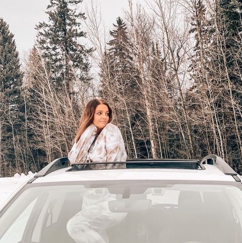 Car Photo Poses Women, Car Poses For Women, Car Sunroof Picture Ideas, Car Sunroof Photoshoot, Sunroof Photoshoot, Sunroof Picture Ideas, Car Photo Shoot, Car Pose, New Car Photo