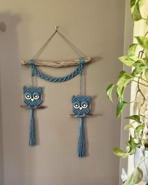 Macrame Owls, Owl Macrame, Mini Macrame Wall Hanging, Pola Macrame, Macrame Crafts, Owl Crochet Patterns, Macrame Hanging Planter, Macrame Knots Tutorial, Macrame Owl