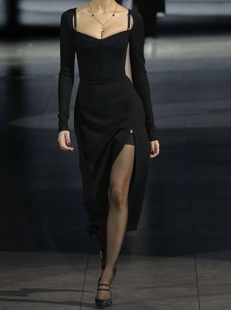 Monica Belluci Style, Fendi Dress, Tight Black Dress, Tight Dress Outfit, Grunge Dress, Monica Bellucci, Dark Feminine, Fancy Outfits, Milan Fashion Week