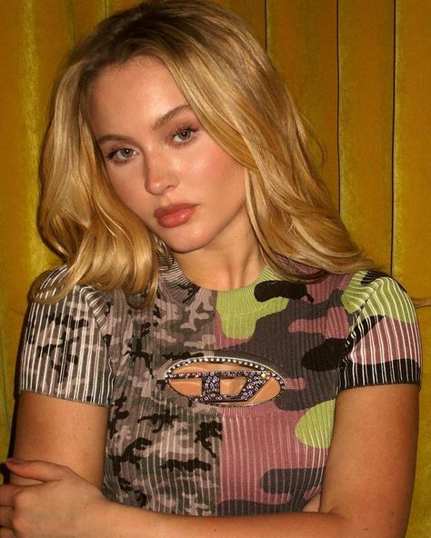 Li Edelkoort, Airport Outfit Celebrity, Celebrity Art Portraits, Celebrity Airport Style, Celebrity Artwork, Asthetic Picture, Zara Larsson, Outfit Quotes, Culture Shock