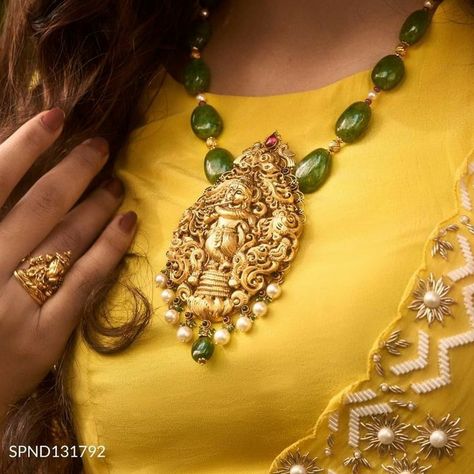 Nakshi Locket Designs, Emralds Beeds, Beads Necklace Indian Gold, Green Beads Jewellery Designs, Beads Jewelry Indian Gold, Gold Pearl Jewelry, Antique Necklaces Design, Antique Necklaces, Antique Gold Jewelry Indian