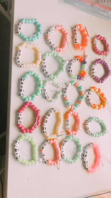 What To Write On Your Bracelet, What To Write In Bracelet, Aesthetic Pony Bead Bracelets, Things To Spell Out On A Bracelet, Preppy Bracelet Ideas With Words, What To Put On Bracelets, Matching Bracelets Ideas Beads, Bracelets Colors Ideas Beads, Simple Pony Bead Bracelets