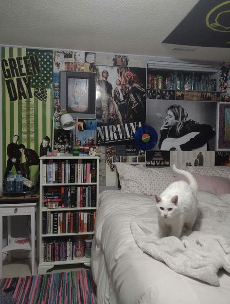 Rodricks Room, 90s Style Room, 90s Style Bedroom, 80’s Aesthetic Bedroom, Room Full Of Posters, Punk Bedrooms, Room Ideas Skater, Grunge Bedroom 90s, Skate Room Aesthetic