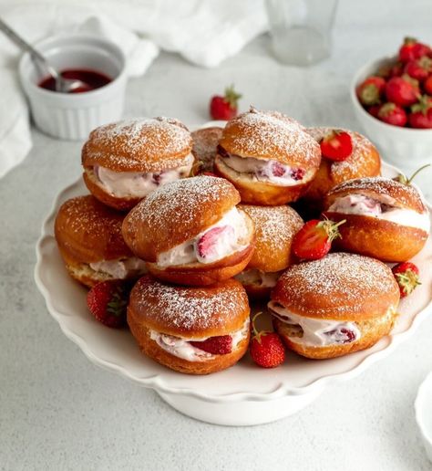 Mini Donut Recipes, Ricotta Cream, Cream Filled Donuts, Strawberry Filled Donuts, Strawberry Ice Cream Recipe, Mini Bun, Whipped Ricotta, Fried Donuts, Strawberry Donuts