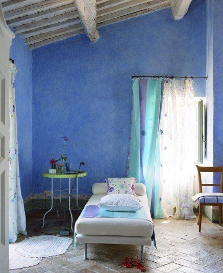 ITALIAN INTERIORS | A colourful tuscany interior Tricia Guild, Tuscan Design, Italian Interior, Tuscan Kitchen, Tuscan House, Rustic Fireplaces, Mediterranean Home, How To Make Curtains, Blue Rooms