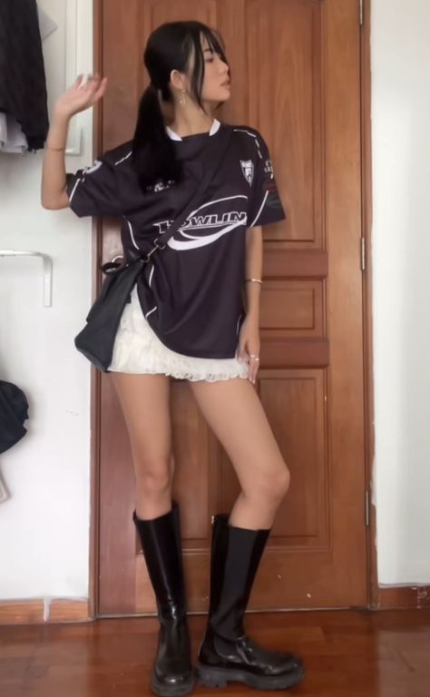 Big Shirt And Skirt Outfit, Jersey Shirt Outfit, Mini Skirt With Boots, Football Outfit, Short Black Skirt, Streetwear Inspo, Polo Shirt Design, Big Shirt, Miniskirt Outfits