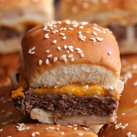 Cheeseburger Sliders by Tasty How To Cook Hamburgers, Bbq Chicken Sliders, Breakfast Slider, Cheeseburger Sliders, Burger Sliders, Buzzfeed Tasty, Cheese Burger, Sesame Seed, Slider Recipes