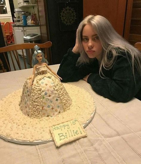 𝐞𝐢𝐥𝐢𝐬𝐡 & 𝐣𝐚𝐡👽 on Instagram: “I just watched a horror movie and I can’t sleep rn my dumb ass always watches horror movies at 2am ugh😂 #billieeilish @billieeilish” Billie Eilish Birthday, Billie Eyelash, Ocean Eyes, Billie Eillish, Jennifer Garner, 21st Birthday, My Queen, Billie Eilish, My Wife