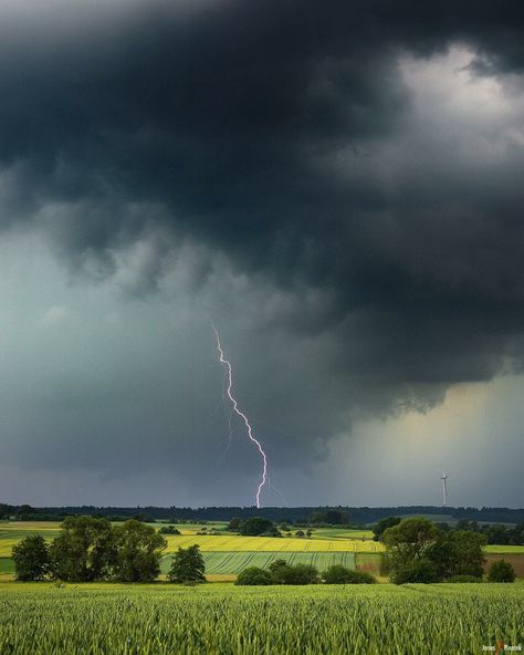 Storm Pictures Thunderstorms, Sky Before Storm, Summer Storm Aesthetic, Spring Thunderstorms, Storm Pictures, Weather Photography, Summer Thunderstorm, Dark Summer, Weather Storm