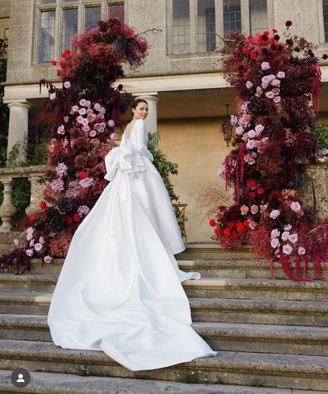 Bridal Shop Ideas, Burgundy Wedding Theme, Classy Wedding Decor, Red Wedding Theme, Wedding Stage Design, Dream Wedding Decorations, Burgundy Wedding Invitations, Flower Installation, La Wedding