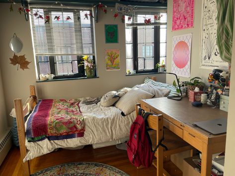 Vintage College Dorm, Uvm Dorm, Room Ideas Vintage, Vintage Dorm, Bedding Dorm, Dorm Room Layouts, Cozy Dorm, College Dorm Room Inspiration