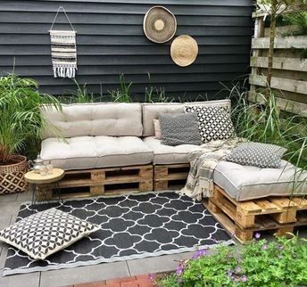 Pallet Bench Outdoor, Klein Balkon Decor, Ideas Terraza, Pallet Garden Furniture, Pallet Bench, Dekorasi Kamar Tidur, Small Balcony Decor, Pallet Garden, Diy Garden Furniture