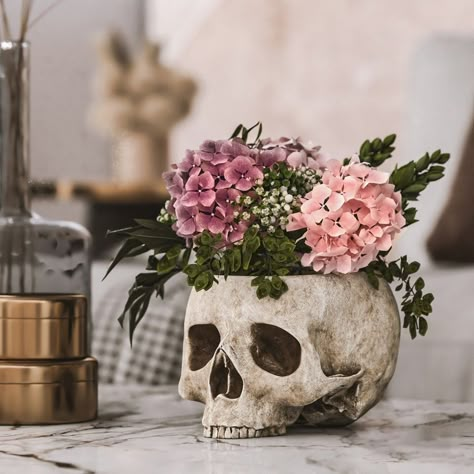 Skulls Home Decor, Goth Flower Arrangements, Skull Bedroom Decor Ideas, Goth Farmhouse Decor, Goth Aesthetic Home, Goth Office Decor, Gothic Fall Wedding, Gothic Office Decor, Boho Goth Decor