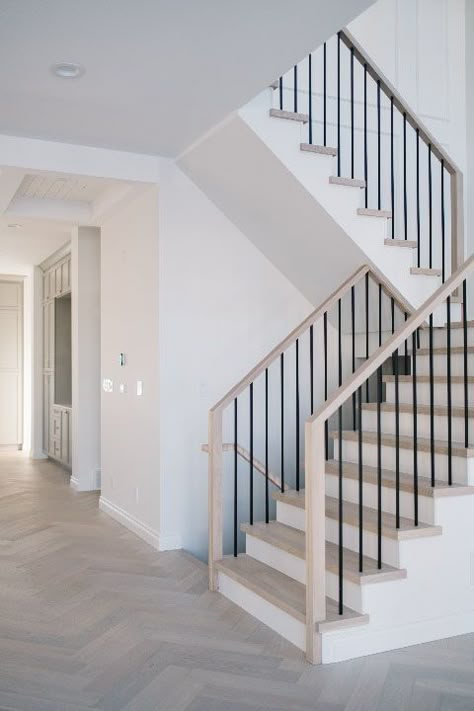 Minimal Staircase, Decor Business Ideas, Home Decor Business Ideas, Stairs Designs, Wood Railings For Stairs, Farmhouse Staircase, Farmhouse Stairs, Home Decor Business, Modern Stair Railing