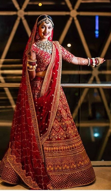 Dulhan Dupatta Indian Bridal, Candit Pics, Double Dupatta, Bride Fashion Photography, Bride Lehenga, Lehenga Anarkali, Sabyasachi Bridal, Indian Bride Photography Poses, Long Blouse Designs