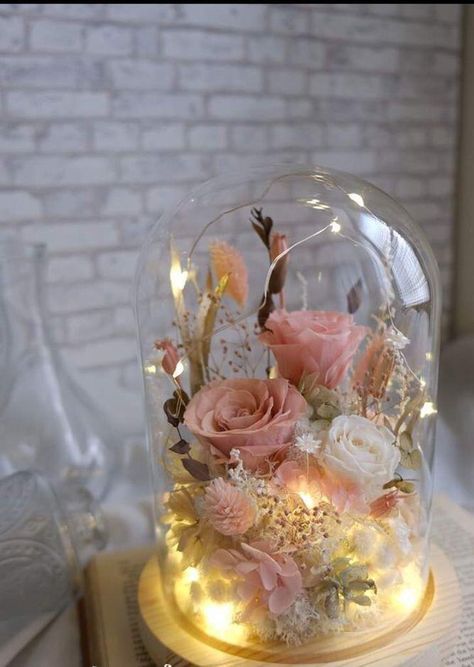 Flower Dome Centerpiece, Dried Flowers Crafts, Quinceanera Centerpieces, Dried Flowers Diy, Flower Decorations Diy, Flower Bouquet Diy, Flowers In Jars, Creative Flower Arrangements, Diy Glass Bottle Crafts