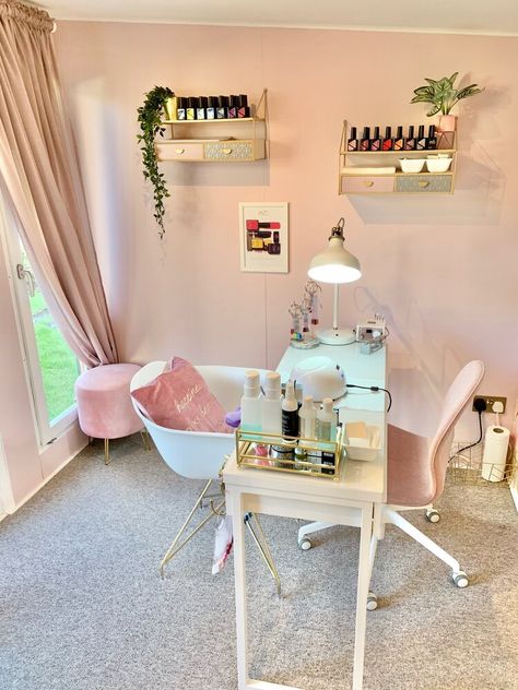 Insta-Worthy Nail Salons! — NAIL CAREER EDUCATION Nail Room Ideas Home, Desain Salon Kuku, Home Nail Salon Ideas, Manicure Station, Nail Room Ideas, Tech Room, Nail Salon Interior Design, Nail Salon Interior, Beauty Room Salon