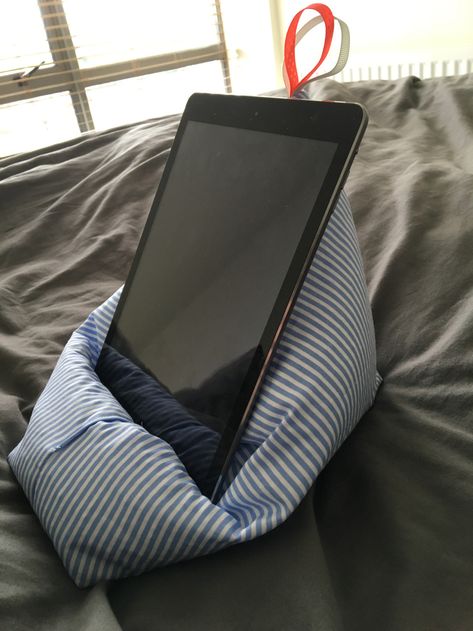 Ipad Holder Diy, Bean Bag Phone Holder, Ipad Holder For Bed, Cell Phone Holder Diy, Diy Ipad Stand, Bean Bag Pattern, Tablet Pillow Stand, Diy Bean Bag, Diy Phone Stand