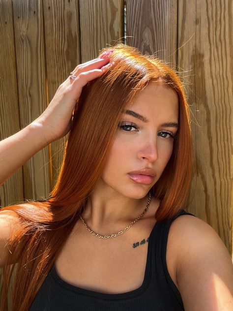 Tanned Redhead, Ginger Hair On Tan Skin, Toned Red Hair, Red Hair Tan Skin, Hair Colors For Tan Skin, Pelo Color Borgoña, Hair Color For Tan Skin, Straight Red Hair, Coachella Hair