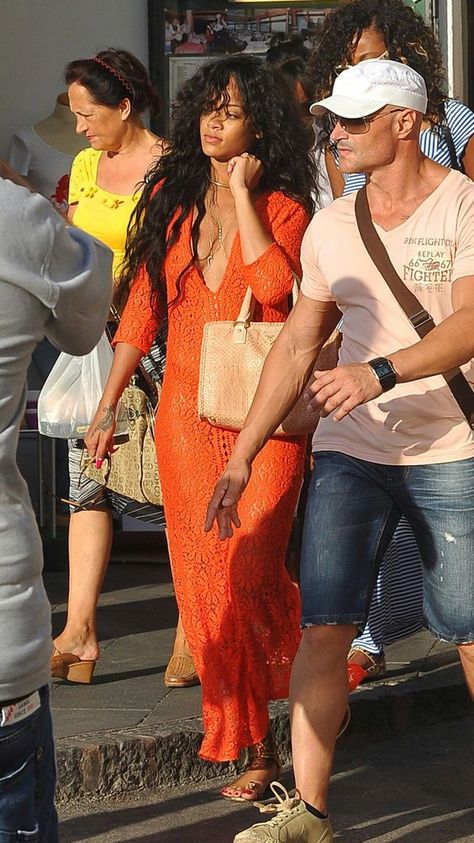 Rihanna Orange Dress, Rihanna Spring Outfits, Rihanna Outfits Casual, Rihanna Summer Outfits, Rihanna Style Casual, Rihanna Orange, Vacation Style Tropical, Rihanna Fashion, Rihanna Street Style