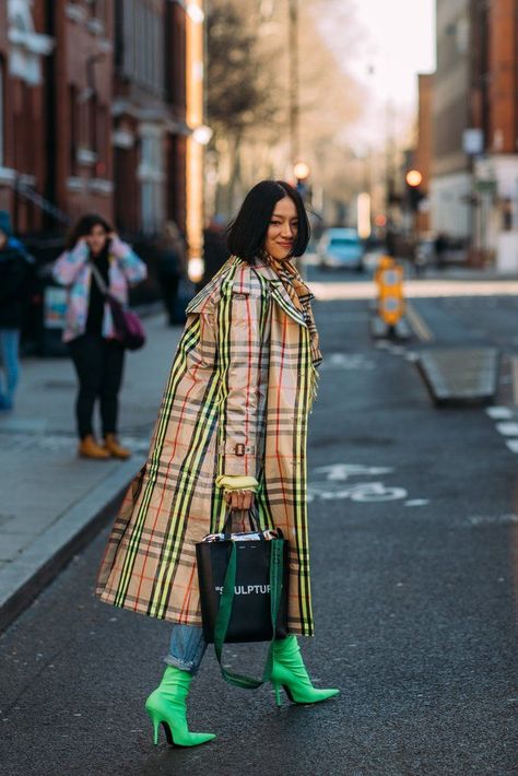 973a5f0ccbc4ee3524ccf035d35b284bdesc43153501ri Tiffany Hsu, London Fashion Week Street Style, Fashion Week 2018, Green Boots, Moda Chic, Popsugar Fashion, Looks Street Style, Street Style Inspiration, Street Chic