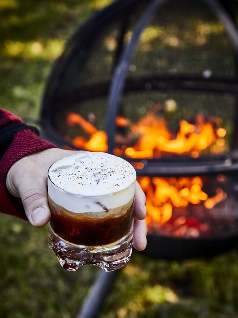 Spice-driven aquavit meets the minty fresh smack of Fernet-Branca's and coffee's warming earth tones in this Imbibe-inspired cocktail recipe from Portland Hunt   Alpine Club. Aquavit Cocktails, Modern Cocktails, Drinking Vinegar, Sparkling Cocktail, Hot Cider, Blue Cocktails, Cocktail Desserts, Coffee Dessert, Coffee Cocktails