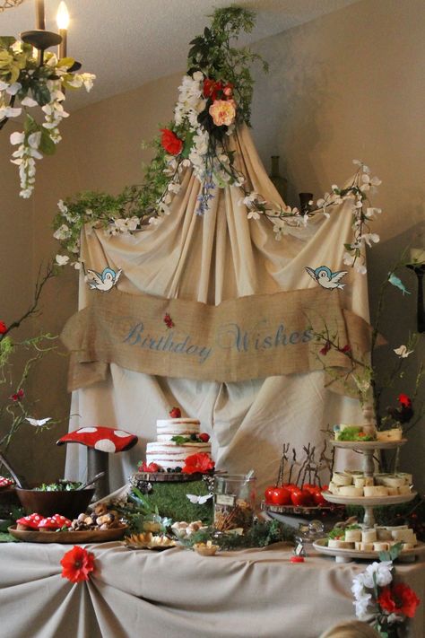 Enchanted Mushroom Forest Party, Cottagecore Decor Ideas Party, Woodland Theme Decorations, Enchanted Forest Party Table, Cottagecore Party Decorations, Snow White Tea Party, Diy Fairy Party Ideas, Fairy Garden Party Decorations Diy, Mushroom Forest Party