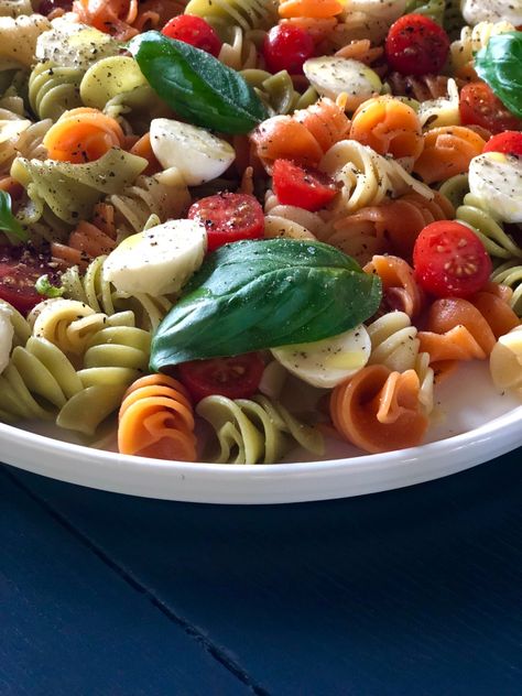 Bocconcini Pasta, Basil Pasta Recipes, Tri Color Pasta, Tomato Pasta Salad, Healthy Meals And Snacks, Basil Pasta, Yummy Salads, Tomato Basil, Tomato Recipes