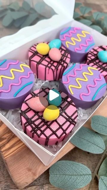 Decorating Chocolate Covered Oreos, Spring Chocolate Covered Oreos, Chocolate Covered Treats Ideas, Desserts On A Stick, Easter Chocolate Covered Oreos, Easter Oreo, Cake Puck, Easter Oreos, Decorated Oreos