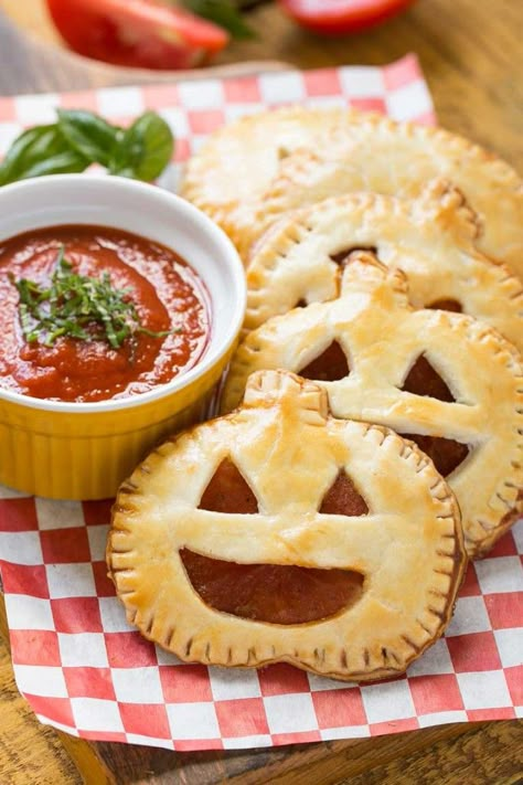 These homemade jack-o-lantern pepperoni pizza pockets are a fun snack for a Halloween party or great to make for dinner before trick-or-treating. Your kids will be thrilled! Halloween Themed Appetizers, Fun Halloween Appetizers, Snack Halloween, Fun Halloween Party Food, Halloween Appetizers Easy, Recetas Halloween, Kids Halloween Food, Halloween Party Appetizers, Biscuits Graham