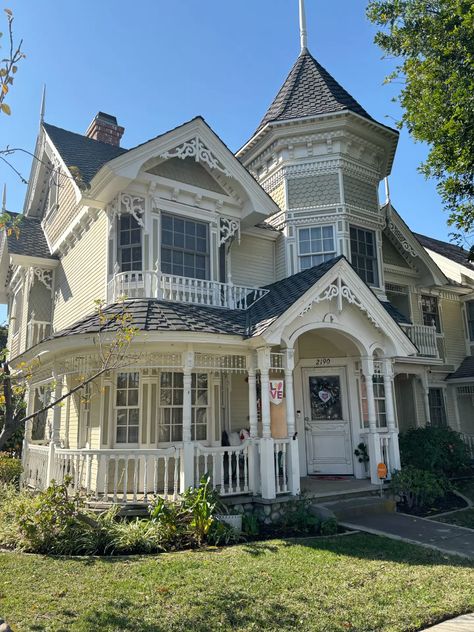 Sweet and cozy Victorian vibes! This adorable cottage has all the cute details—turrets, gingerbread trim, and a wraparound porch made for sunny daydreams. A true fairytale gem! ✨🏡💛 Whimsical Victorian Home, Victorian Style Cottage, Victorian Ranch House, Old Victorian Homes Exterior, Aesthetic Victorian House, Victorian House Layout, Victorian Cottage House, Victorian Farmhouse Exterior, Cute Cottage House